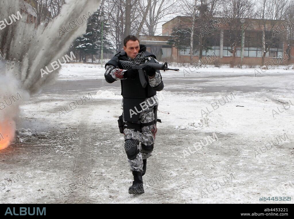 JEAN-CLAUDE VAN DAMME en SOLDADO UNIVERSAL: REGENERACION, 2009 (UNIVERSAL SOLDIER: REGENERATION), dirigida por JOHN HYAMS. Copyright FORESIGHT UNLIMITED.