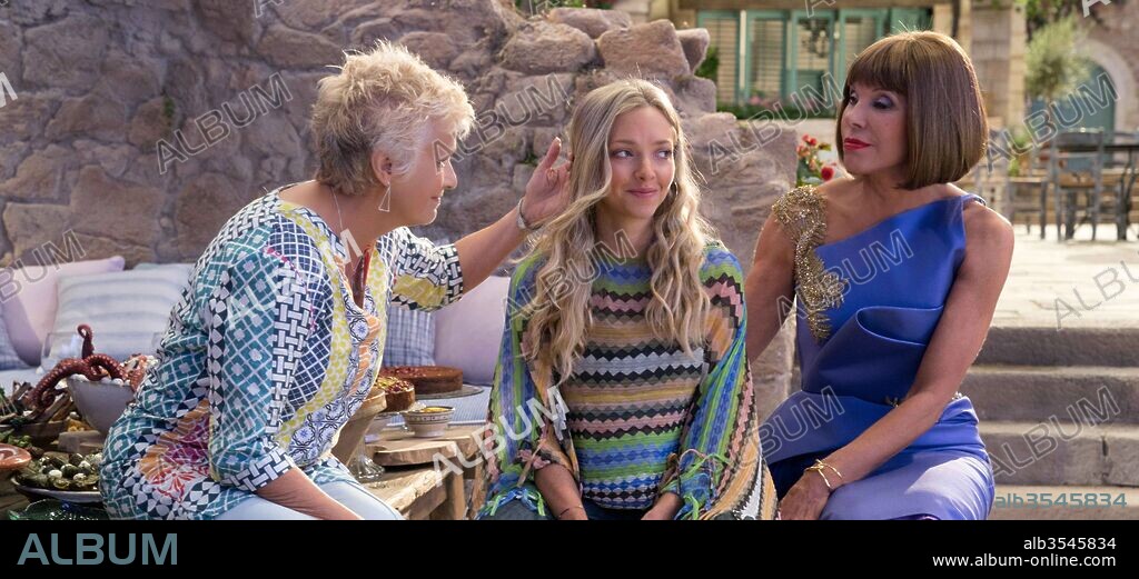 AMANDA SEYFRIED, CHRISTINE BARANSKI y JULIE WALTERS en MAMMA MIA! UNA Y OTRA VEZ, 2018 (MAMMA MIA! HERE WE GO AGAIN), dirigida por OL PARKER. Copyright Legendary Entertainment/Universal.