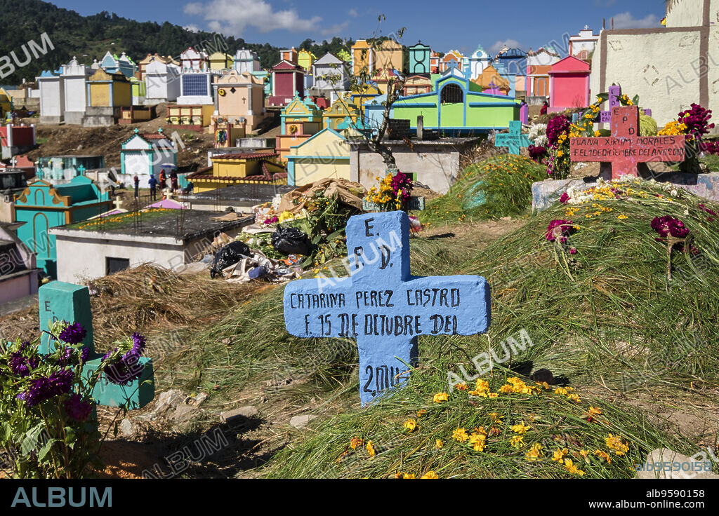 tumbas de colores, celebracion del dia de muertos en el Cementerio General, Santo Tomás Chichicastenango, República de Guatemala, América Central.