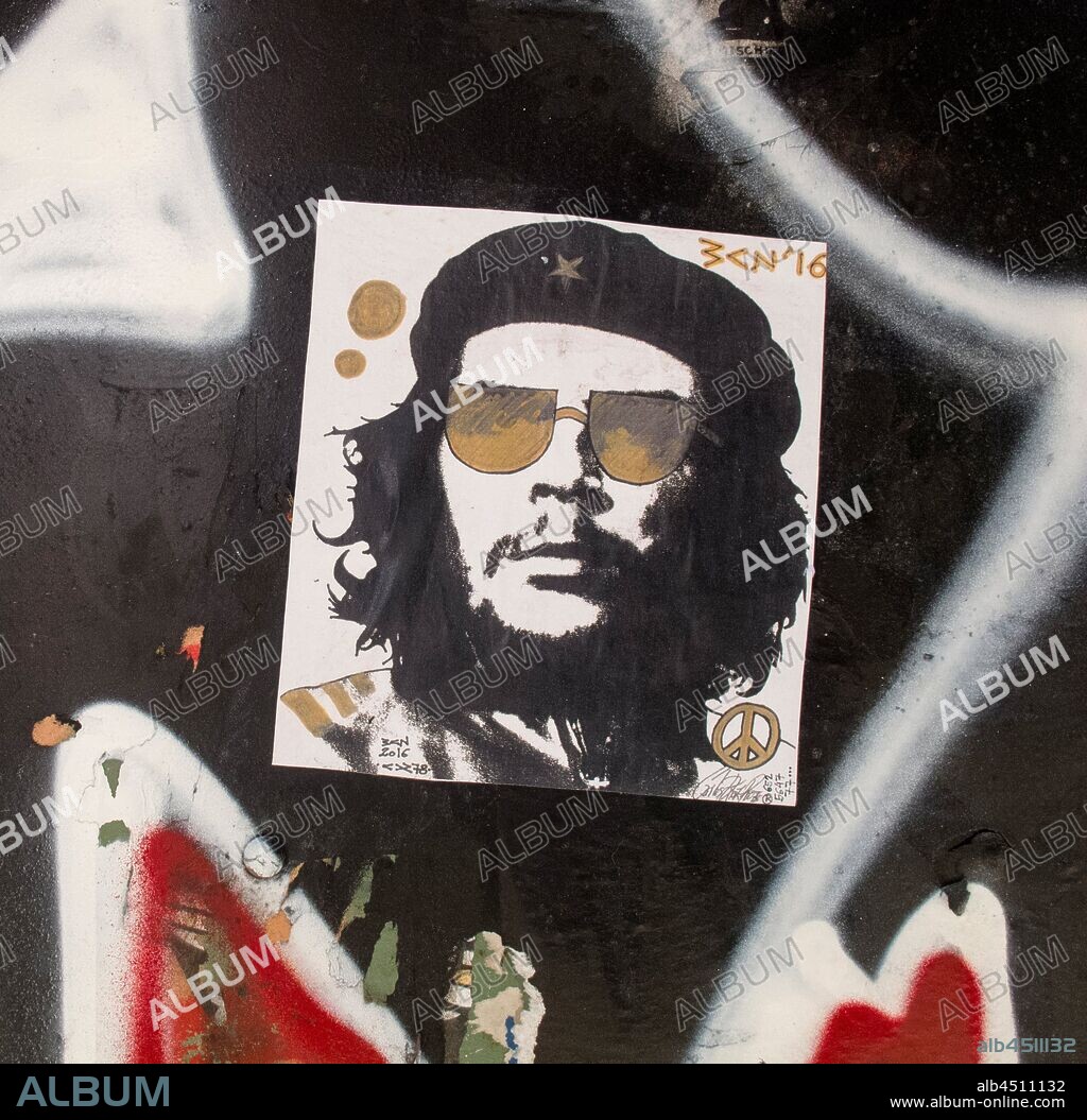 Retrato en blanco y negro del Che Guevara con gafas, graffiti mural, barrio Gòtic, Distrito Ciutat Vella, Barcelona en 2016.