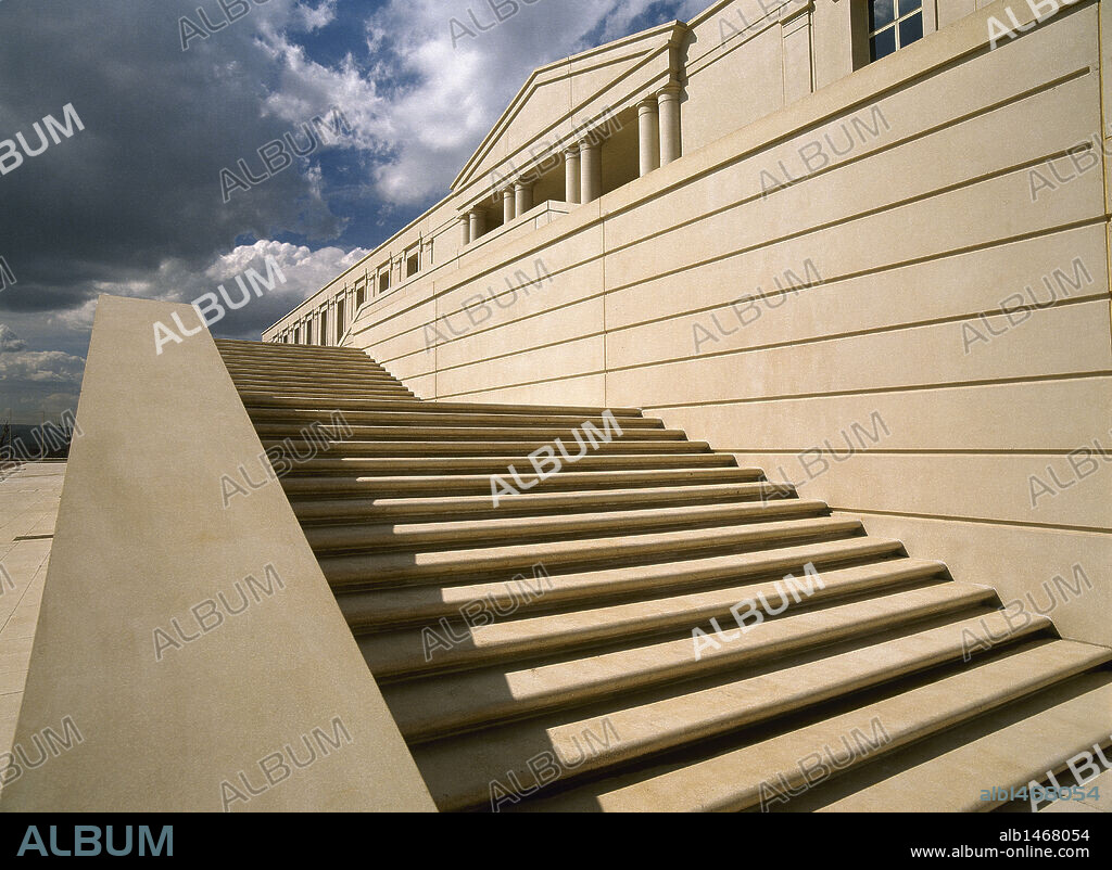 ARTE S. XX. ESPAÑA. BOFILL, Ricard (n. Barcelona, 1939). INEFC (Institut Nacional d'Educació Fisica de Catalunya). Detalle de las ESCALERAS DE ACCESO. Se encuentra en el Anillo Olímpico de Montjuïc. Edificio de aparencia neoclásica. Acogió las competiciones de lucha. Actualmente es la sede de la Universidad de Educación Física. Barcelona. Cataluña.