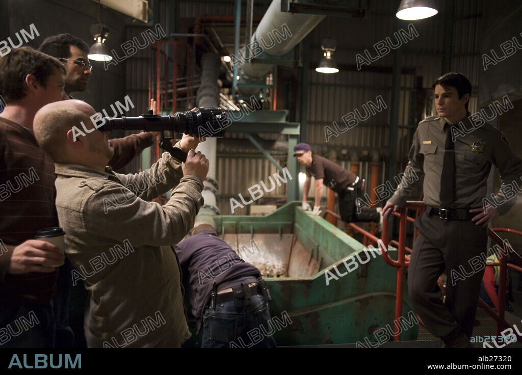 DAVID SLADE and JOSH HARTNETT in 30 DAYS OF NIGHT, 2007, directed by DAVID SLADE. Copyright GHOST HOUSE PICTURES/COLUMBIA PICTURES/DARK HORSE ENTERTAINM / GRIFFIN, KIRSTY.