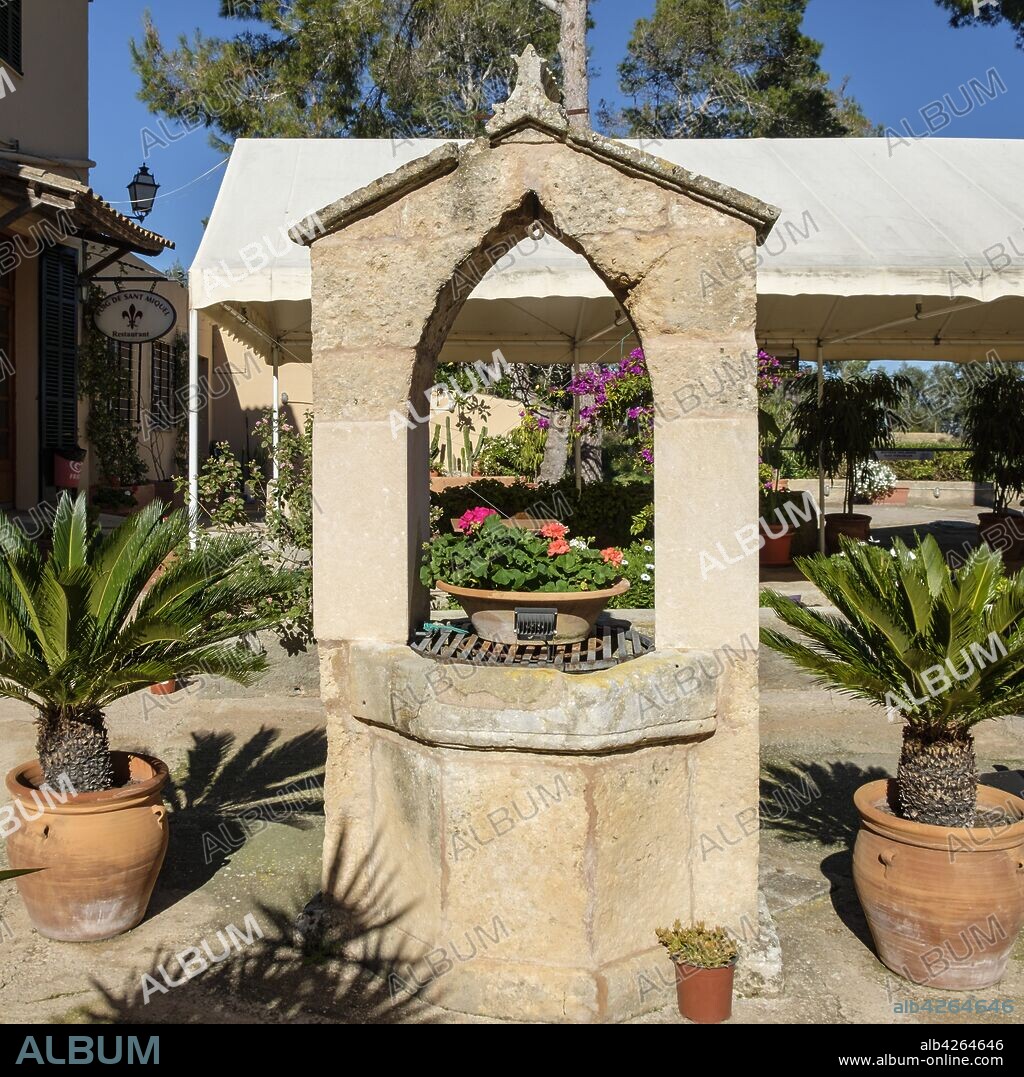 cisterna, Santuario de la Mare de Déu de la Bona Pau, Puig de Sant Miquel, Montuïri, Es Pla, Mallorca, balearic islands, Spain.