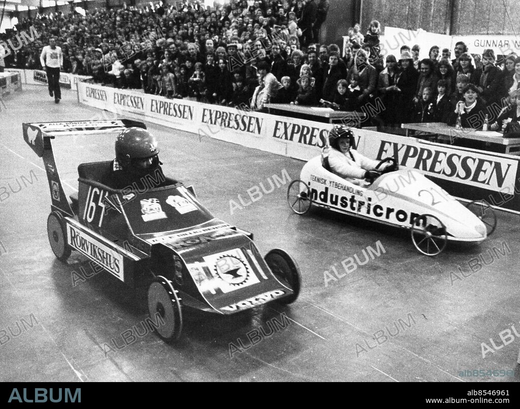 ARKIV 1979 - Med 15 tusendelar av en sekund finalslog Anders Hjalmarsson, 10 (tv) Helena Pruss från Anderstorp i Expressens GP för lådbilar i Jönköping. Delar av bilarna var gjorda i masonit.. Foto:Jan Holmlund Kod: 18. COPYRIGHT SCANPIX SWEDEN.