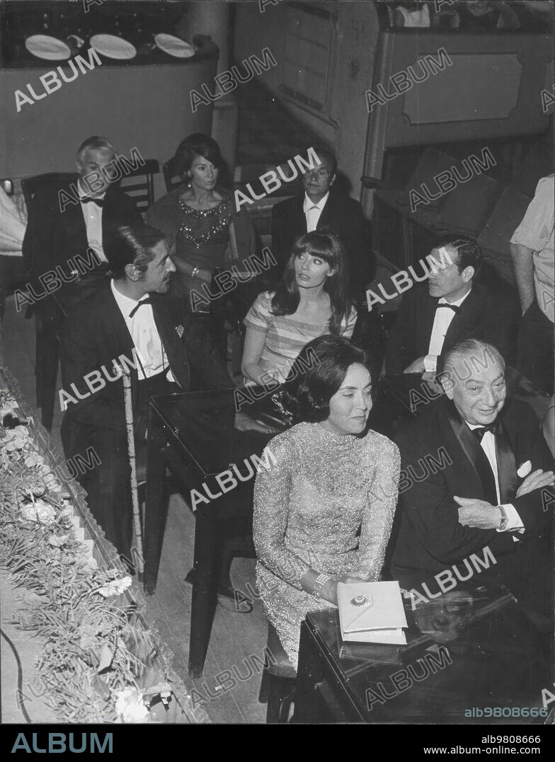 Jurado para la elección de miss España 1967: en primera Fila, Alicia Maura de la rosa y Chicote; En la Segunda, Jaime de mora y Aragón, Nuria Torray y Carlos Sentís. En la tercera Andrés Fagalde y Luca de Tena, la condesa de Villapadierna y Luis Vargas.