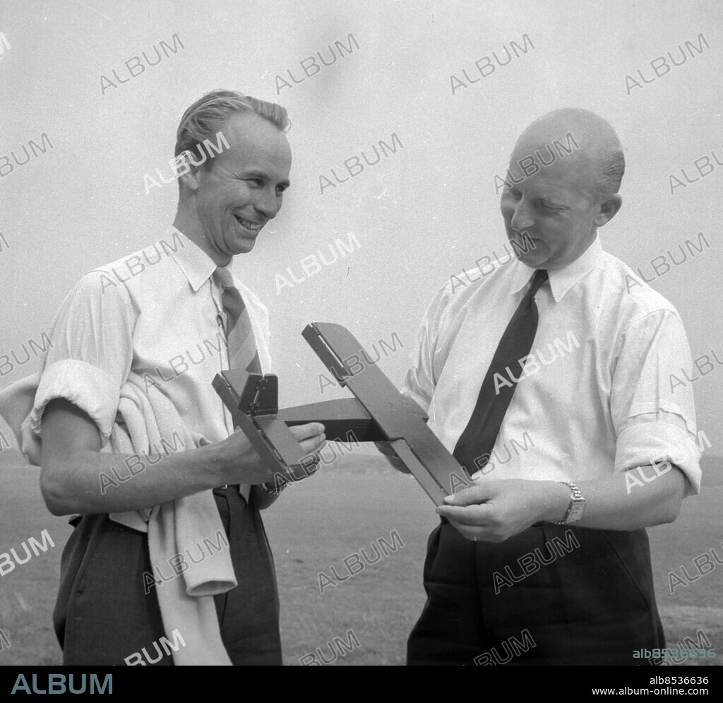 Göteborg 1955-09-09 - Flygreportage i GT - flygbilder över Kortedala bl.a. - tv Kurt Klausson med Bertil Brunnerup - två legendarer i göteborgs flyghistoria - *** Local Caption *** Box bildsidor 1954-1959. KAMERAREPORTAGE.