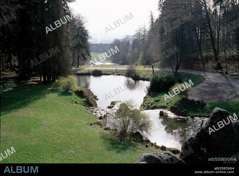 Kassel-Wilhelmshöhe, Barockpark / Blick vom Höllenteich auf das Schloß und Stadt © Florian Monheim 4,5 × 6 cm.