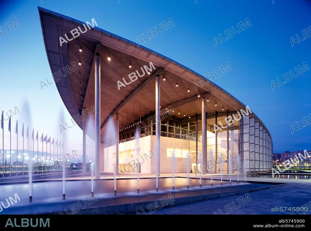 Valencia / Kongresspalast, 1994 Sir Norman Foster Aufnahmeformat: 6 × 9 cm.