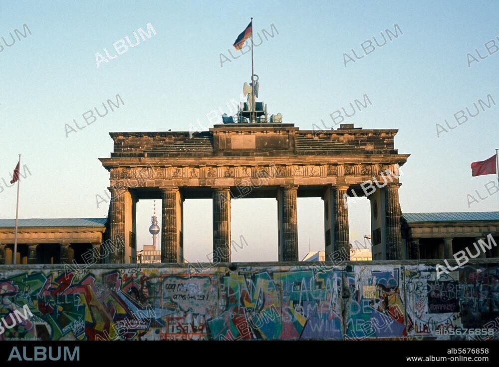 Berlin-Mitte, Brandenburg Gate. (1788-91 build by C.G.Langhans). View from the west with Berlin Wall. Photo, 1989. (c.) AKG / Bruni Meya.