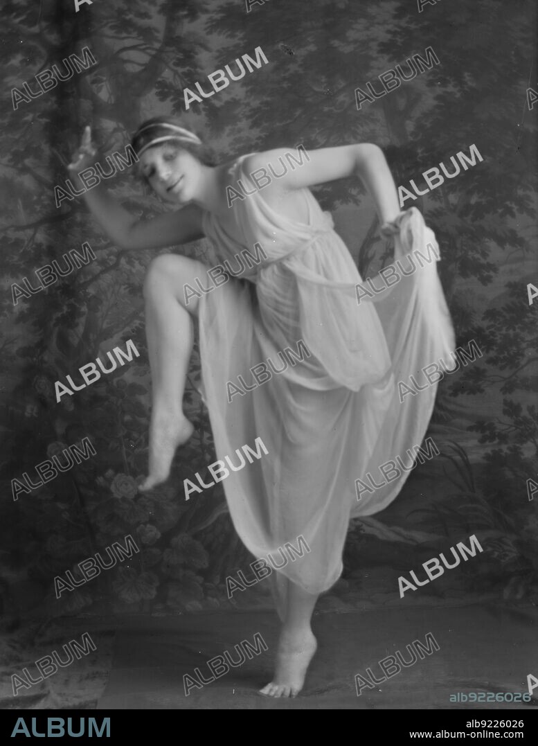ARNOLD GENTHE. Beyer, Hilda, Miss, 1913 June 27.