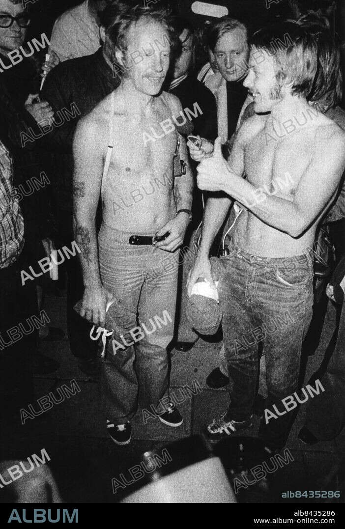 Bankrånet mot Kreditbanken på Norrmalmstorg i Stockholm aug 1973 skyddsmasker gisslan. Dramats upplösningpoliserna Håkan Larsson och Johnny Jonsson var de första poliserna som tog sig in i bankvalvet.. (c) Sydsvenskan / IBL Bildbyrå.