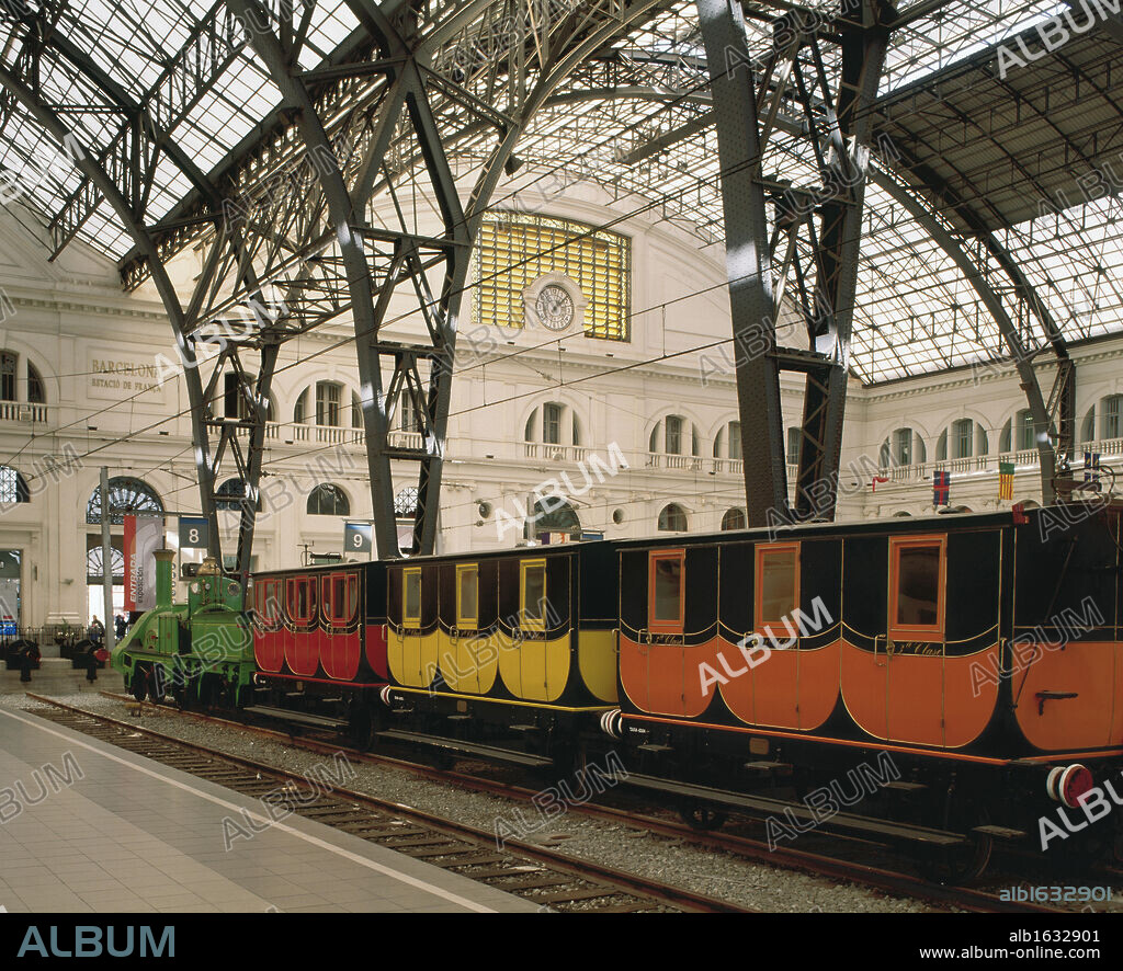 FERROCARRIL"BARCELONA-MATARO" (1848). Construido para los actos conmemorativos de los 100 años de ferrocarril en 1948. La máquina es una réplica casi exacta de la que el 28-10-1848 inauguró la línea Barcelona-Mataró. Vista del convoy con vagones de 1ª,2ª y 3ª clase. Exposición"150 años de ferrocarril en España"en la Estación de Francia de Barcelona (1998-1999).