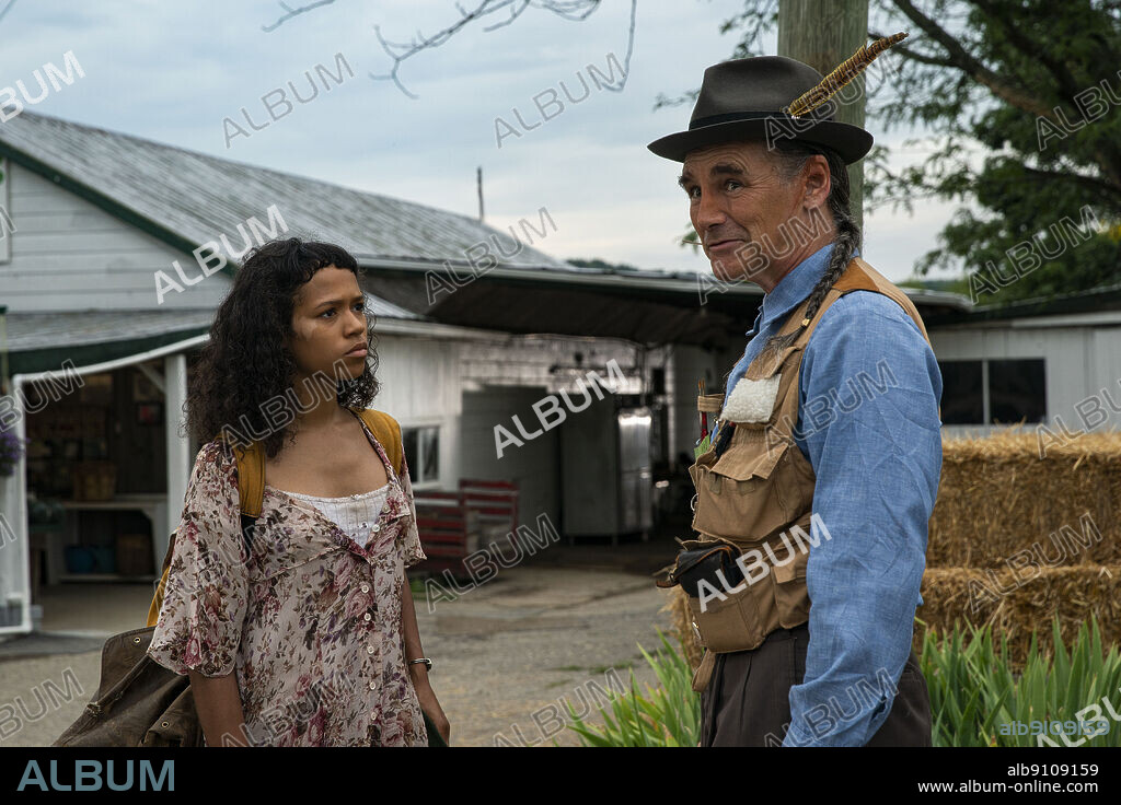 MARK RYLANCE and TAYLOR RUSSELL in BONES AND ALL, 2022, directed by LUCA GUADAGNINO. Copyright Frenesy Film Company / Per Capita Productions.