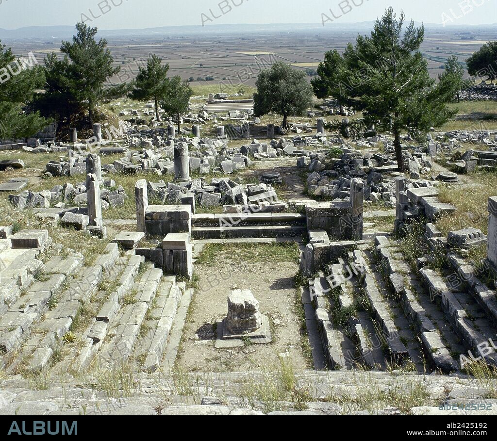ASIA MENOR. PRIENE. Antigua ciudad griega. Vista general del BOULEUTERION (senado). Pequeño edificio cuadrangular dotado de gradas en tres de sus lados, con capacidad para 640 personas, que se utilizaba para reuniones del consejo de la ciudad. Fechado en el siglo II a. C. En el centro, un ALTAR. TURQUIA.