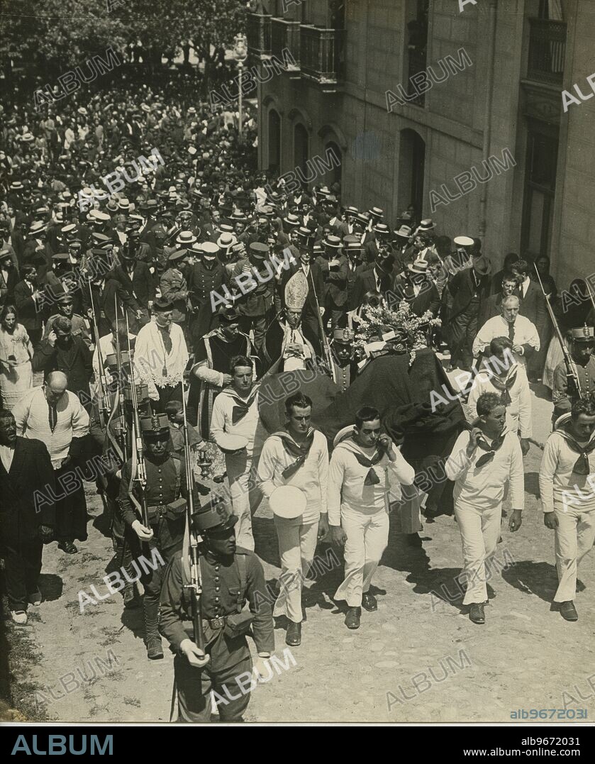 Avilés, agosto de 1924. Comitiva del traslado de los restos del colonizador Pedro Menéndez, al dirigirse a la iglesia de San Nicolás, dónde fueron depositados.