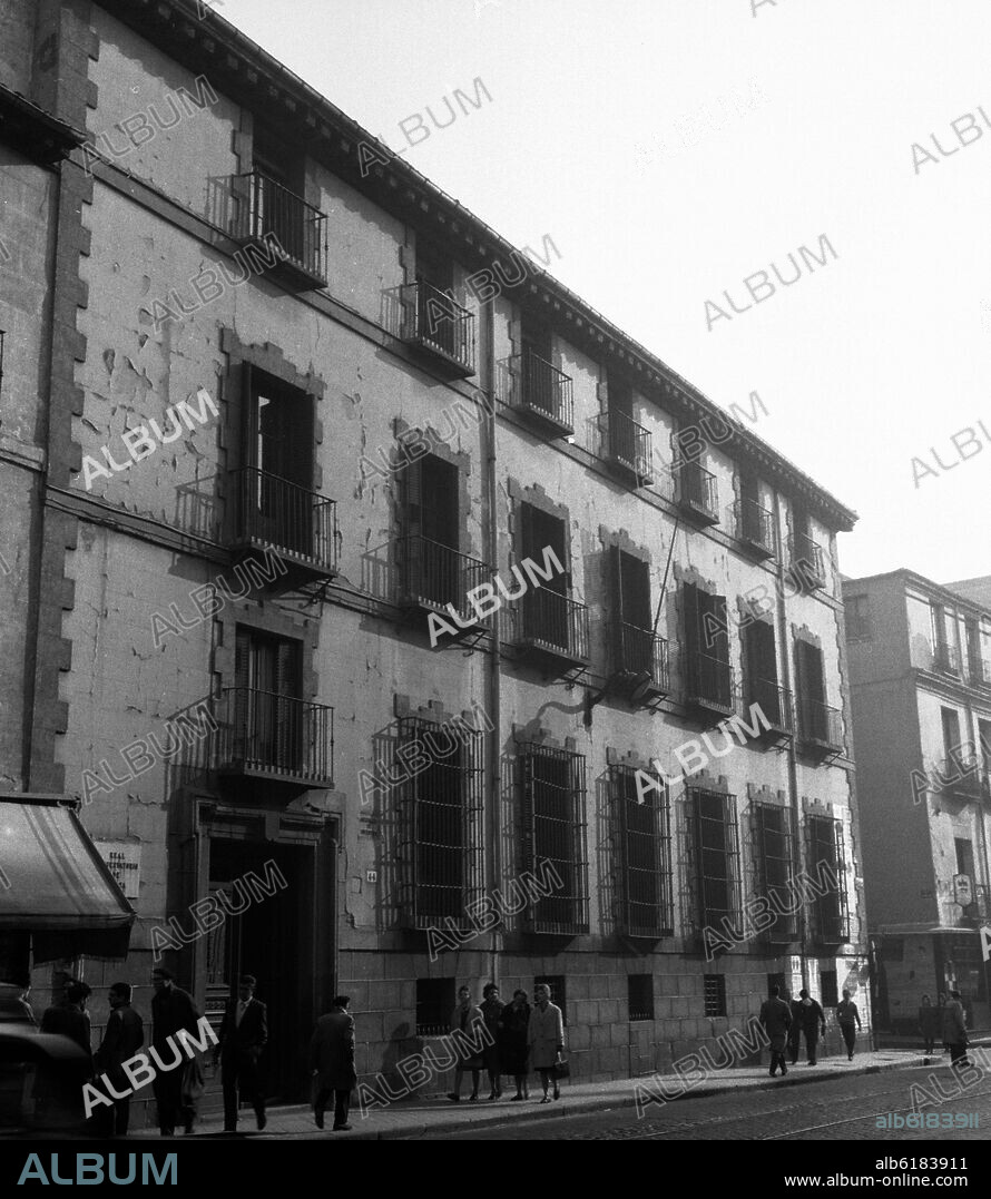 ESCUELA SUPERIOR DE CANTO Y SOCIEDAD DE AMIGOS DE LA MUSICA SITUADO EN LA CALLE SAN BERNARDO 44 - FOTOGRAFIA EN BLANCO Y NEGRO - AÑOS 60.
