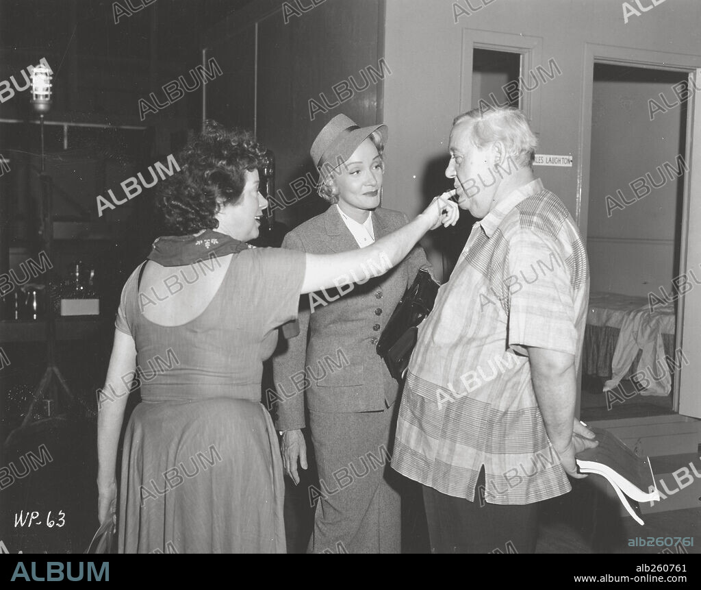 CHARLES LAUGHTON, ELSA LANCHESTER and MARLENE DIETRICH in WITNESS FOR THE PROSECUTION, 1957, directed by BILLY WILDER. Copyright UNITED ARTISTS.