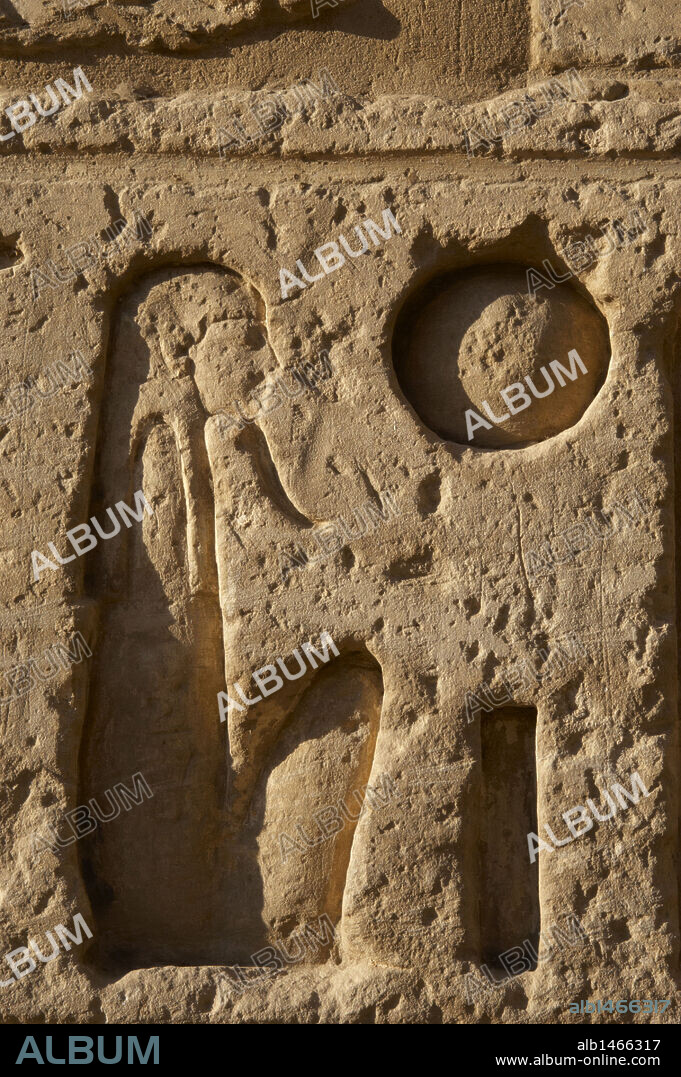 ARTE EGIPCIO. EGIPTO. Bajorrelieves con JEROGLIFICOS. Paredes del Templo de Ramses III. Imperio Nuevo. Medina Habu. Zona Tebas. Egipto.