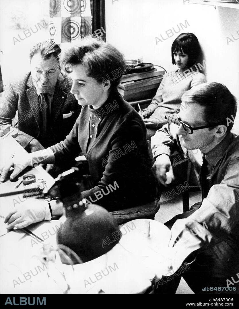STOCKHOLM 1965.. Orig. bildtext... Narkotika 1965 TV rep Anm. Publ. i boken Hört och sett, s.255: En känslig och viktig del av arbetet med filmade program sker vid klippbordet. När det gäller samhällskritiska reportage gäller det särskilt att se till att klippningen inte leder till förvanskningar eller missförstånd. Här instruerar Roland Hjelte (t h), Karl-Axel Sjöblom (t v) och Ingrid Dahlberg (i bakgrunden) redigeraren Ann-Marie Eriksson. Samhällsfrågor persons: ANNE-MARIE ERIKSSON;INGRID DAHLBERG;KARL-AXEL SJÖBLOM;ROLAND HJELTE sites: STOCKHOLM;SVERIGE.