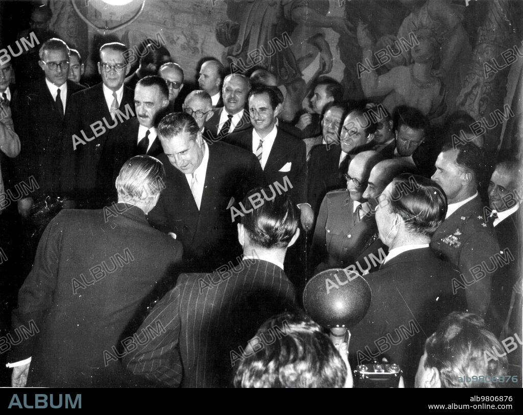 25 septiembre 1953. Firma en el salón de Embajadores del ministerio de Asuntos Exteriores de Madrid de los Acuerdos España-Estados Unidos de ayuda Económica, ayuda para la mutua defensa y el convenio Defensivo. El ministro de Asuntos Exteriores, Sr. Martín Artajo, saluda al embajador de los Estados Unidos James Clement Dunn.