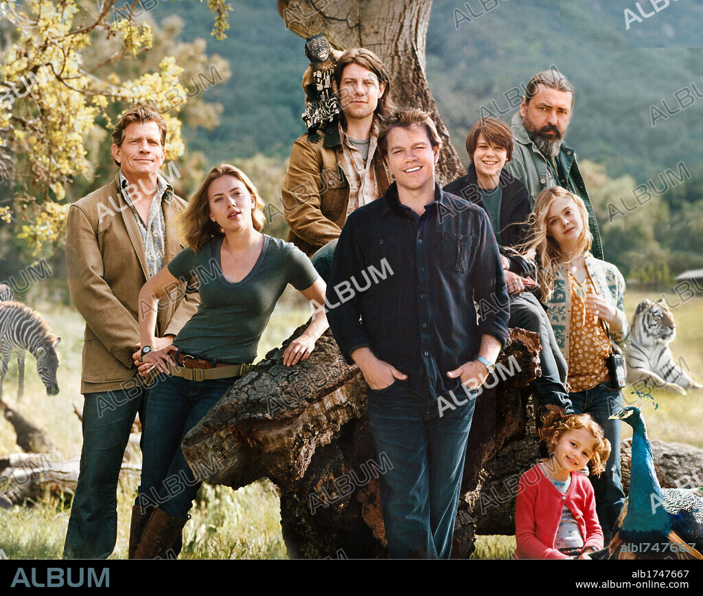 ANGUS MACFADYEN, COLIN FORD, ELLE FANNING, MAGGIE ELIZABETH JONES, MATT DAMON, PATRICK FUGIT, SCARLETT JOHANSSON and THOMAS HADEN CHURCH in WE BOUGHT A ZOO, 2011, directed by CAMERON CROWE. Copyright VYNIL FILMS.