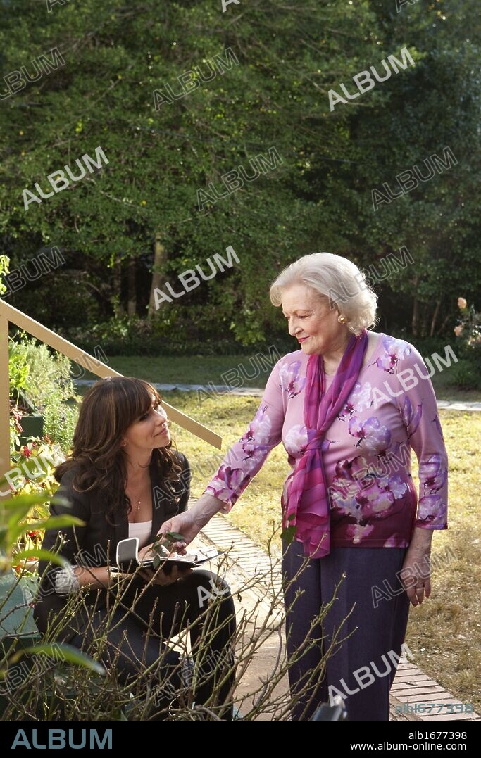 BETTY WHITE and JENNIFER LOVE HEWITT in THE LOST VALENTINE, 2011, directed  by DARNELL MARTIN. Copyright HALLMARK HALL OF FAME PRODUCTIONS / HEINILA,  ERIK. - Album alb1677398