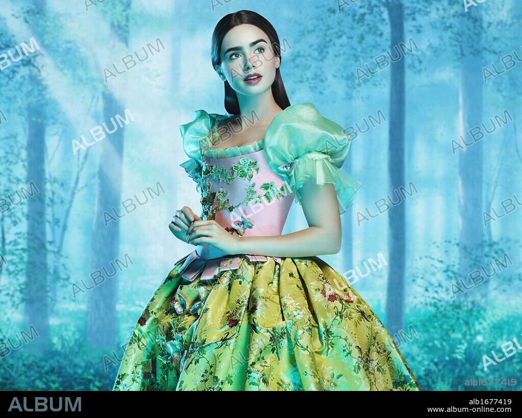 LILY COLLINS in MIRROR MIRROR, 2011, directed by TARSEM SINGH. Copyright RELATIVITY MEDIA.