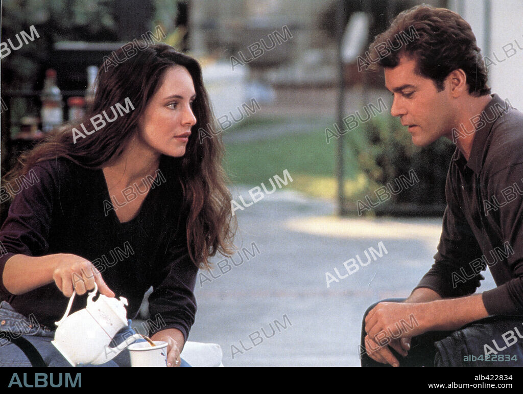 MADELEINE STOWE y RAY LIOTTA en FALSA SEDUCCIÓN, 1992 (UNLAWFUL ENTRY), dirigida por JONATHAN KAPLAN. Copyright 20TH CENTURY FOX.