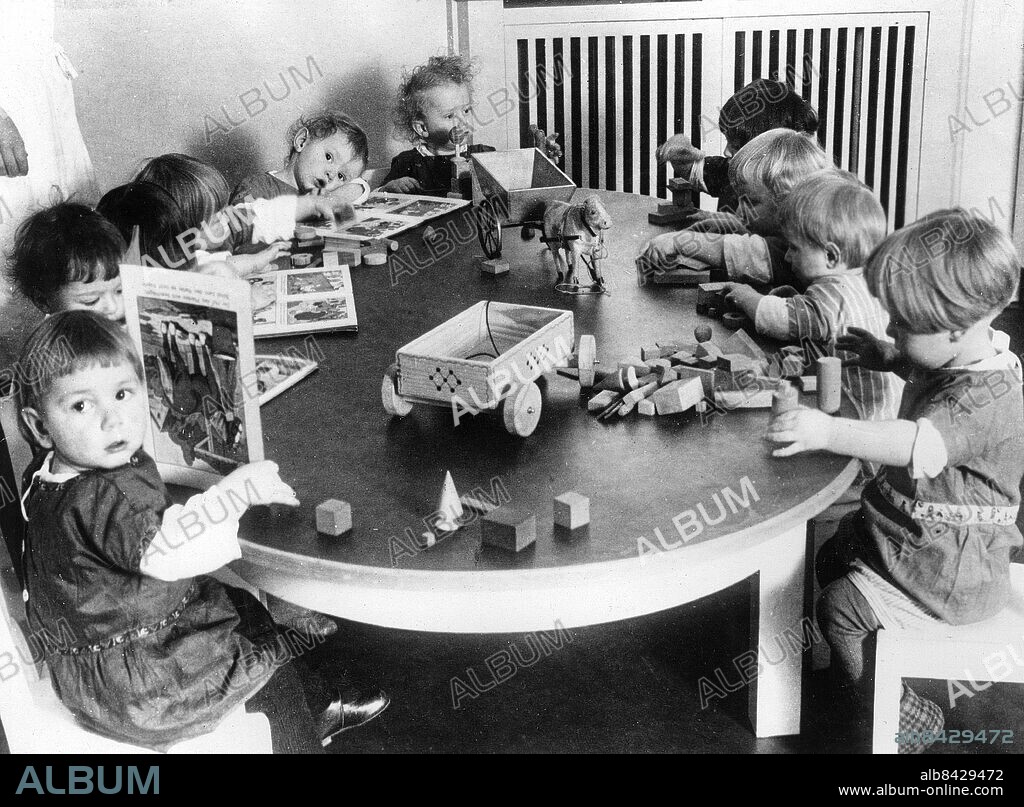 TYSKLAND omkring 1930. Orig. bildtext... DAS HAUS DER KINDER. Bilderbücher und Baukästen sind immer beliebt. Foto: Presse-Photo / AB Text & Bilder / SVT / Kod: 5600 Mapp: Barnkammare för fattiga. 2290 B Bildserier Fotoreportage sites: TYSKLAND PhotoDate:193?-??-??.