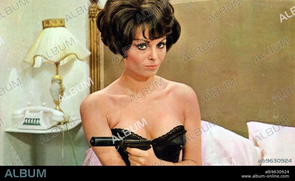 DALIAH LAVI dans THE SPY WITH A COLD NOSE, 1966, réalisé par DANIEL PETRIE. Copyright Associated London Films.