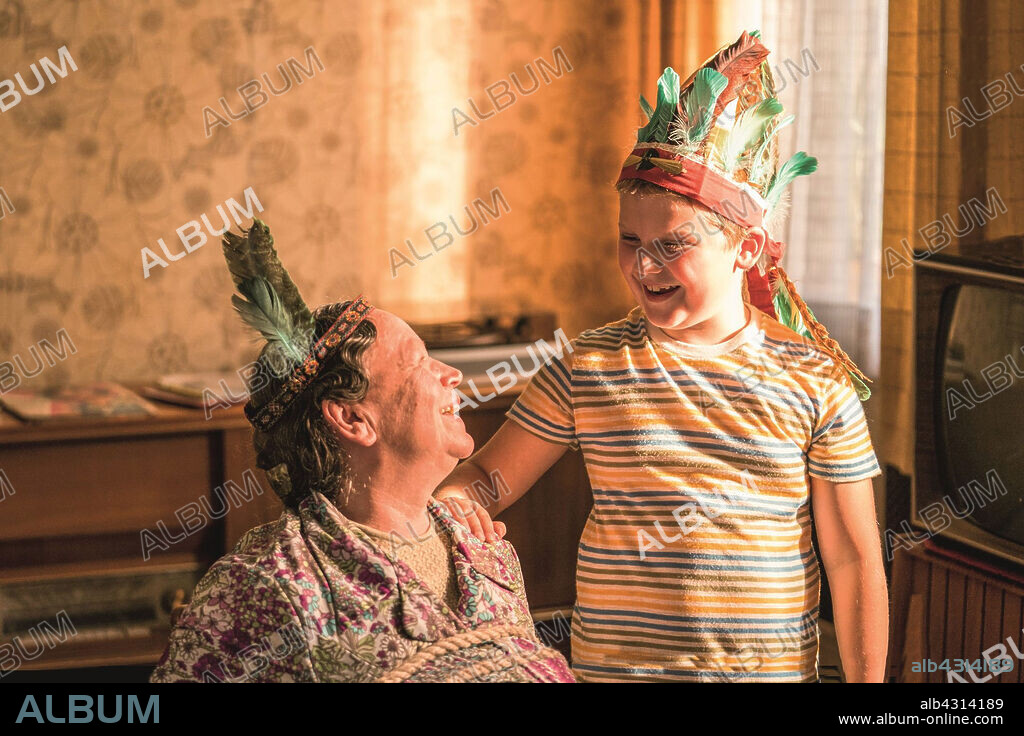 JULIUS WECKAUF und URSULA WERNER in DER JUNGE MUSS AN DIE FRISCHE LUFT, 2018, unter der Regie von CAROLINE LINK. Copyright Gesellschaft für feine Filme / UFA Cinema / Warner Bros.