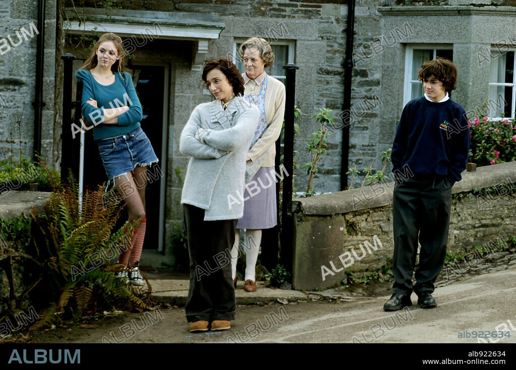 KRISTIN SCOTT THOMAS, MAGGIE SMITH, TAMSIN EGERTON and TOBY PARKES in KEEPING MUM, 2005, directed by NIALL JOHNSON. Copyright ENTERTAINMENT FILM.