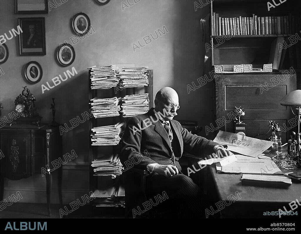 ARKIV 1919 . Troligen medarbetare vid Svenska Telegrambyrån, föregångare till TT, Tidningarnas Telegrambyrå som grundades 1921 och drog igång verksamheten året därpå efter en sammanslagning med konkurrerande Presstelegrambolaget.1925 blev TT ensam ansvarig för nyhetssändningarna i radio. Med TT skapades en nationell nyhetsbyrå med samtliga abonnenter som ägare.. Foto: TT / Kod 1900.