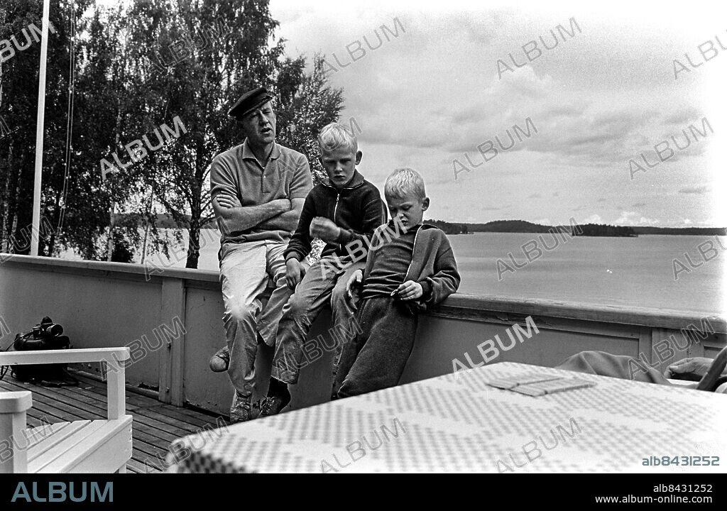 TRANÅS 1962-08-31. Lennart Hyland, tidningsman, radio- och TV-journalist, med sönerna Per Otto (i mitten) och Fredrik på sommarstället utanför Tranås. Foto: Jarl Ekenryd / RiR / SVT / Kod: 5600 Reportage publ. i RiR 39/62 sid. 16-17, 68 inför TV-programmet Hylands hörna. RiR 16480 sv/v neg Trio Syskon persons: PER OTTO HYLAND;LENNART HYLAND;FREDRIK HYLAND sites: SMÅLAND;SVERIGE.