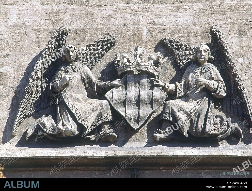 PERE COMPTE O PERE COMTE (1506-?) ARQUITECTO CATAL. EXTERIOR--DETALLE DE ESCUDO DE ARMAS DE LA CIUDAD CON ANGELES-S XV- GOTICO FLAMIGERO.