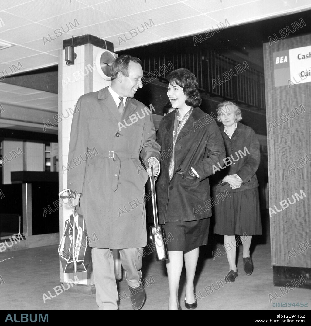 PATRICIA BURKE MISS AT LONDON AIRPORT + FIANCEE OF RACING DRIVER JOHN SURTEES /. 6 FEBRUARY 1962.