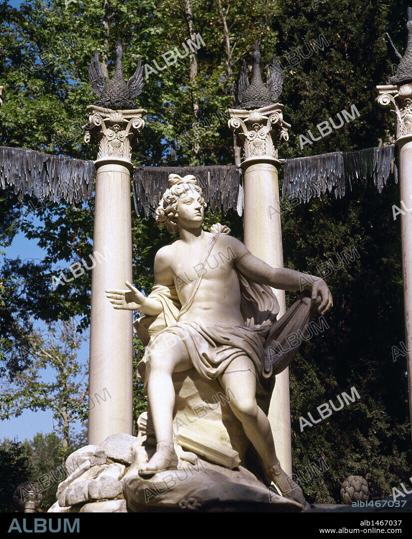 APOLO. Dios griego del día, hermano gemelo de Artemisa. ESCULTURA de APOLO TOCANDO LA CITARA en la FUENTE DE APOLO situada en el Jardín del Príncipe del Palacio Real de Aranjuez. La fuente se realizó entre 1803 y 1828 según el diseño de Isidro González Velázquez. La escultura se trajo del Palacio de la Granja de San Ildefonso en 1789 ARANJUEZ. Comunidad de Madrid. España.