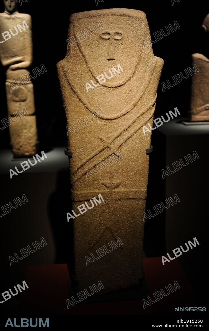 ARTE ANTIGUO. PENINSULA ARABIGA. ESTELA antropomorfa. IV milenio a. C. 92 X 21 cm. AL-MA'AKIR / Qaryat al-KAAFA, Hail. Museo Nacional de Riyadh. Arabia Saudí.