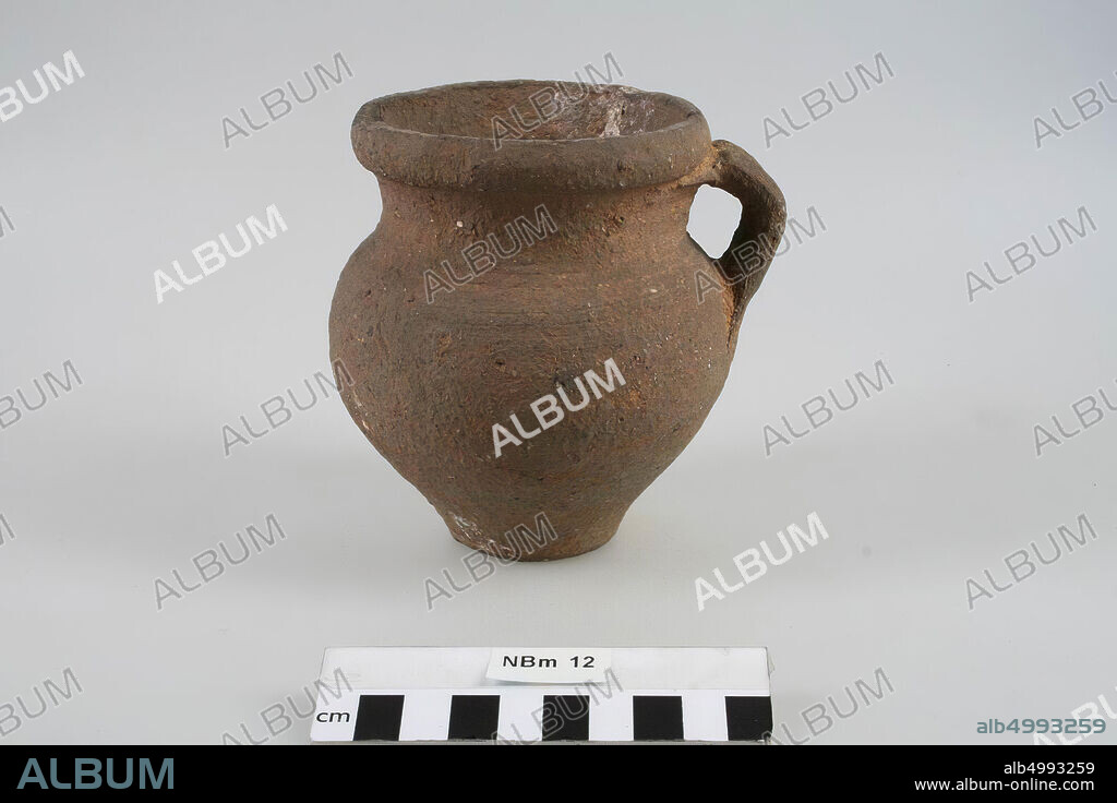 Pot of rough-walled pottery with 1 ear. Chip from the rim., Pot, earthenware, h: 12.1 cm, diam (incl. Ear): 12.4 cm, Approx. 4th century AD, Germany.