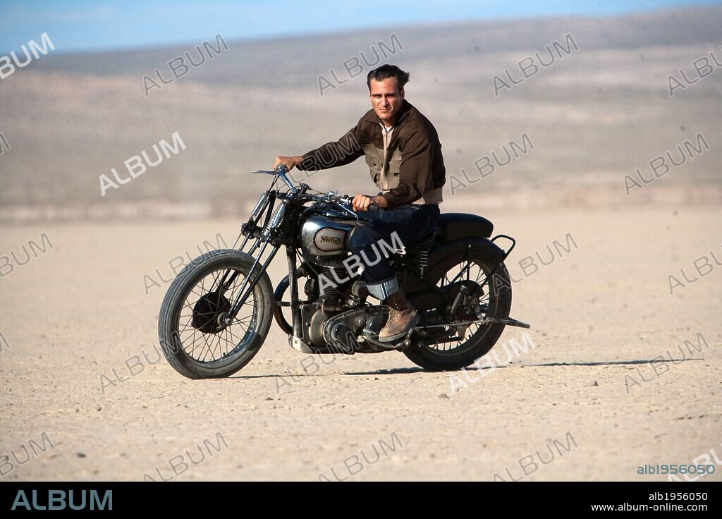JOAQUIN PHOENIX en THE MASTER, 2012, dirigida por PAUL THOMAS ANDERSON. Copyright ANNAPURNA PRODUCTIONS.