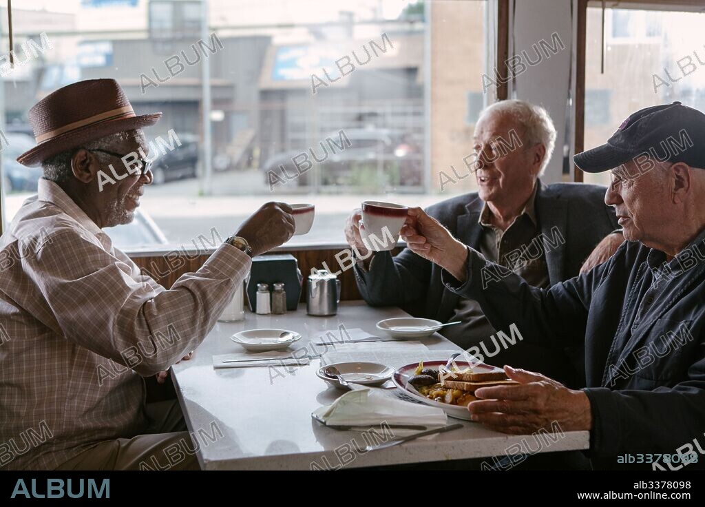 ALAN ARKIN, MICHAEL CAINE and MORGAN FREEMAN in GOING IN STYLE, 2017, directed by ZACH BRAFF. Copyright MGM/NEW LINE CINEMA/VILLAGE ROADSHOW PIC/WARNER BROS.