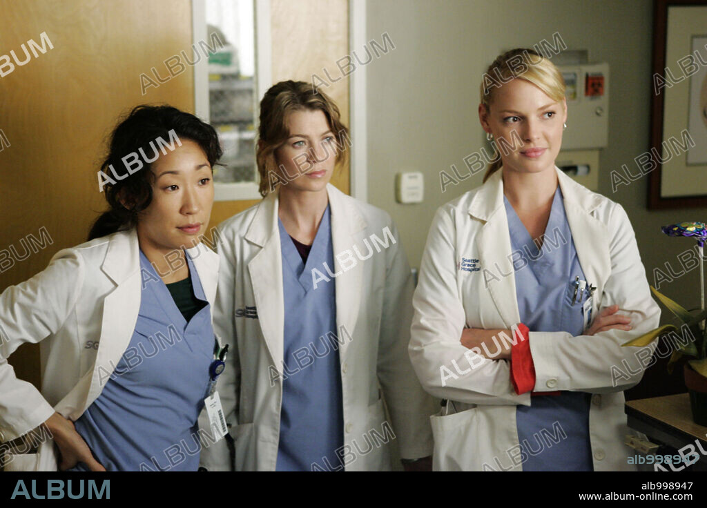 CHANDRA WILSON, ELLEN POMPEO, KATHERINE HEIGL y SANDRA OH en ANATOMÍA DE GREY, 2005 (GREY'S ANATOMY). Copyright TOUCHSTONE TELEVISION.