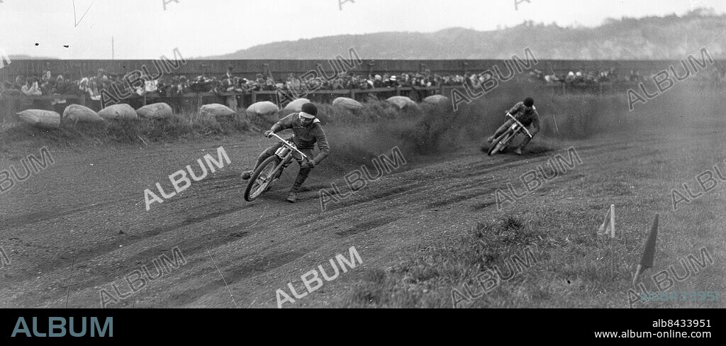 Göteborg 1939-05-14 - Speedway - jordebanetävling med motorcyklar på Sävedalens motorbana *** Local Caption *** GT Låda 1939-maj-01. KAMERAREPORTAGE.