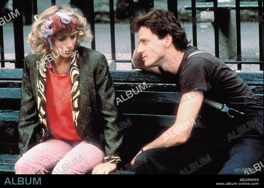 AIDAN QUINN and ROSANNA ARQUETTE in DESPERATELY SEEKING SUSAN, 1985, directed by SUSAN SEIDELMAN. Copyright ORION PICTURES.