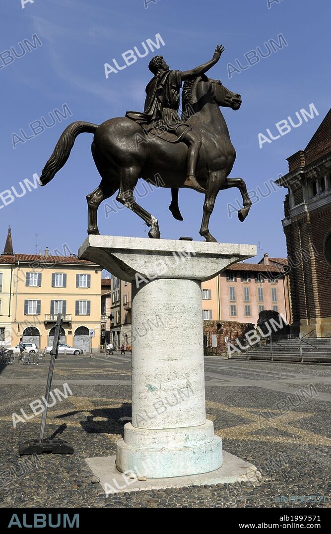 ITALIA. PAVIA. Monumento al actual "Regisole", frente a la catedral de Pavía. Este bronce clásico ecuestre fue destruido en 1796. Al escultor Francesco Messina se le encomendó la realización de una copia, el año 1937 de acuerdo a las reproducciones antiguas. El Regisole nuevo, de bronce, mide 6 metros de alto. Lombardia.