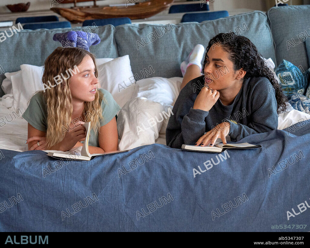 O'GRADY BRITTANY and SYDNEY SWEENEY in THE WHITE LOTUS, 2021, directed by MIKE WHITE. Copyright RIP CORD PRODUCTIONS.