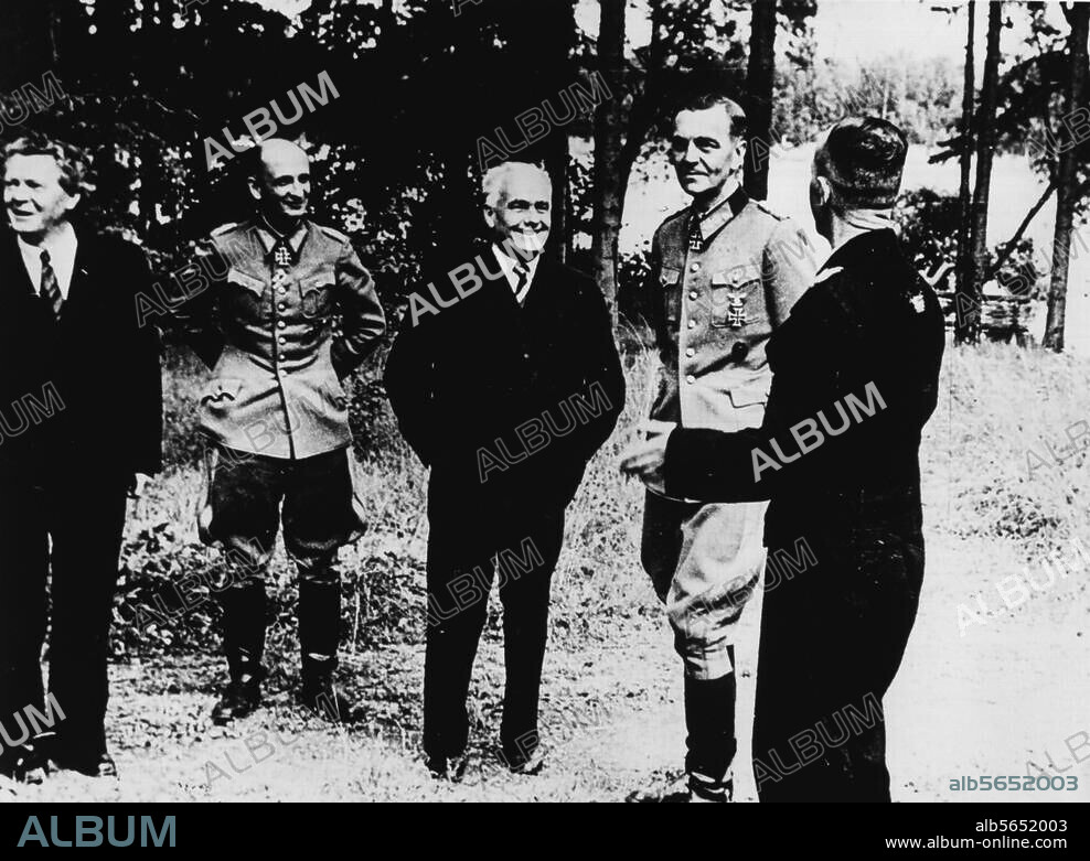 Geschichte 2. Weltkrieg / Widerstand:. Gründung des Nationalkomitees Freies Deutschland (NKFD), eine Widerstandsorganisation der KPD, Anfang 1943. - Wilhelm Pieck (Mitte), Mitbegründer des NKFD mit Generalfeldmarschall Paulus. (rechts).- (Paulus engagiert sich in russ. Gefangenschaft für Ziele d. NKFD.). Foto, undatiert.