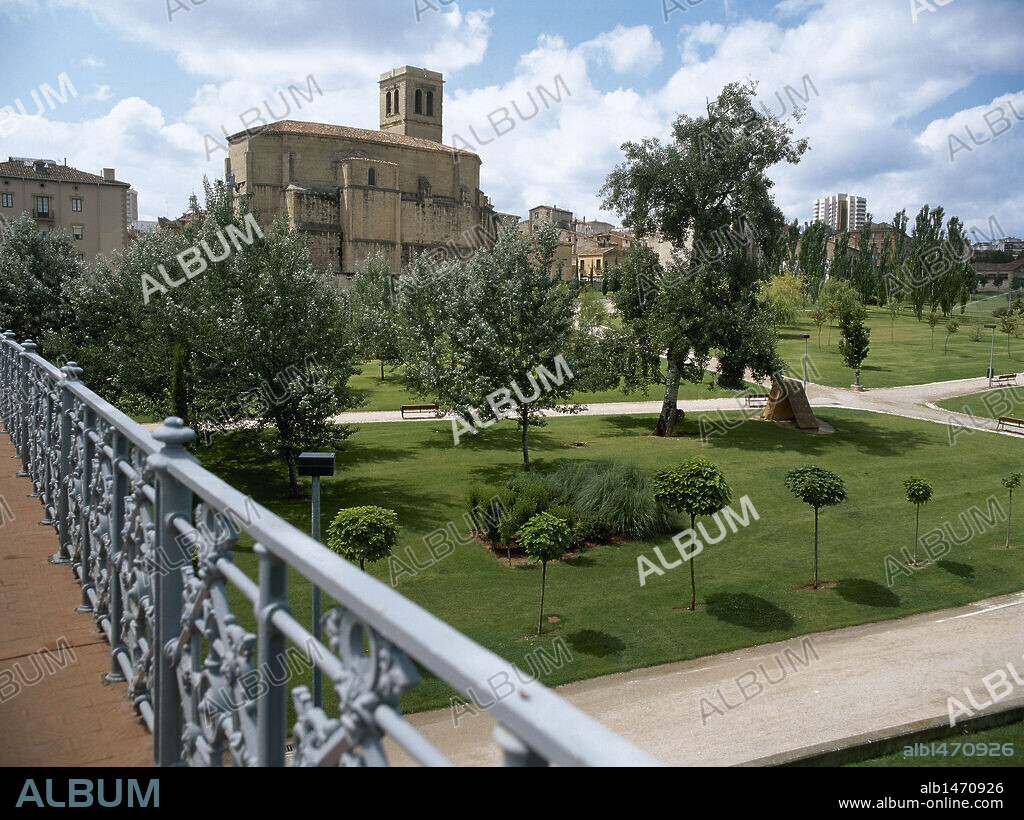 LA RIOJA. LOGROÑO. Vista parcial del PARQUE DEL EBRO con el PUENTE DE HIERRO, en primer término. Al fondo, la IGLESIA DE SANTIAGO EL REAL. España.