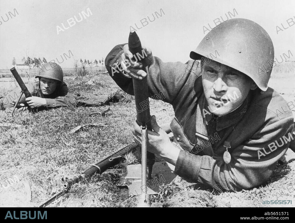 2. Weltkrieg / Sowjetunion 1941-45:. Am 27. August 1942 kommt es an der Leningrader Front zu einer Offensive der Roten Armee gegen die deutsche 18. Armee. Ein Sowjetsoldat in Kampfposition stellt ein Geschütz auf. Foto (Loskutow), 1942.