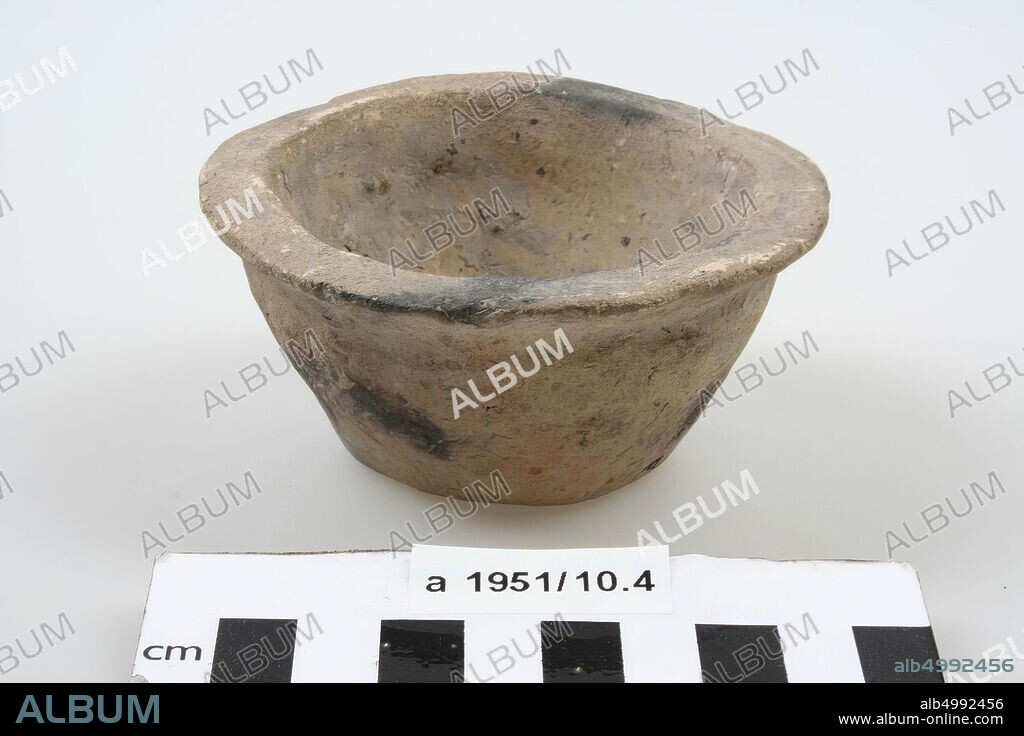 Inverted-frustoconical cup of light gray, hand shaped pottery with black spots, flat edge., cup, earthenware (hand shaped), h: 4,6 cm, diam: 9,2 cm, roman, Netherlands, Friesland , Ferwerderadiel, Janum.